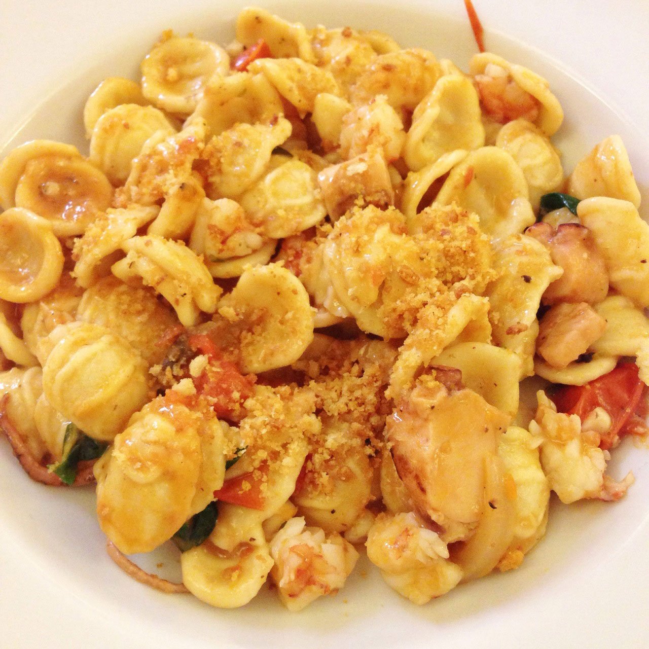 Orecchiette al ragù di mare – massa fresca feita a mão em formato de “orelhinhas”. Vai muito bem com molhos leves, seja a base de verduras – como o clássico com cime di rapa – ou com peixes.