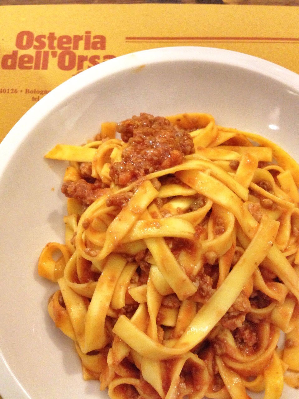 O clássico bolonhês: Tagliatelle alla Bolognese – a largura dessa massa fresca feita à base de ovos e sua textura rústica seguram muito bem o molho feito a base de carne moída.
