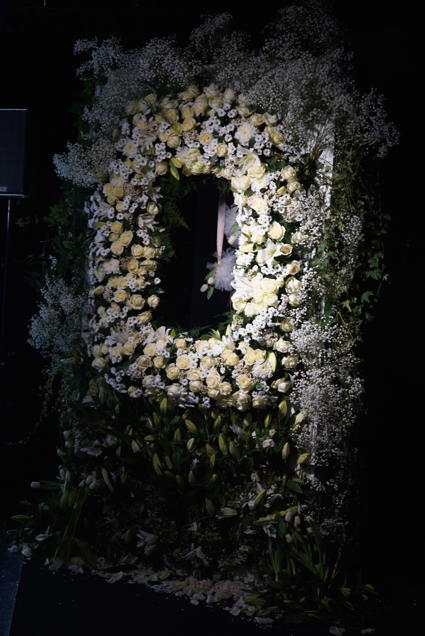 As flores espelham a decoração do vídeo!