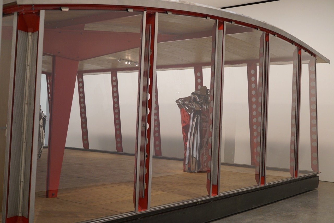 E depois a Gagosian com as peças de John Chamberlain dentro dos espaços do arquiteto e designer industrial Jean Prouve