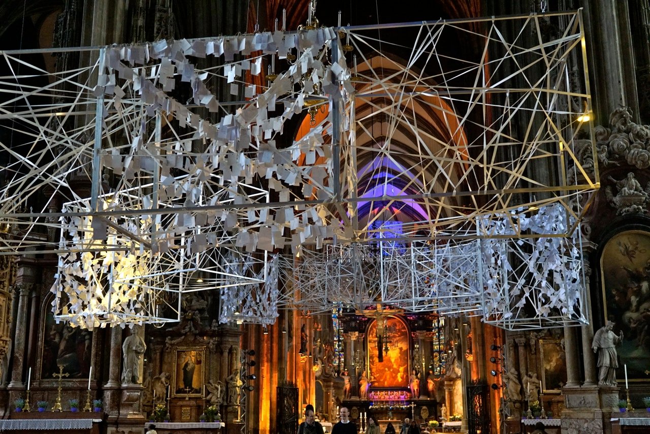 Dentro da catedral… uma exposição moderna criada para a quarésima, representa a escada de Jacob e contém mais de 50,000 pedidos em bilhetinhos pendurados. O efeito é magnífico!