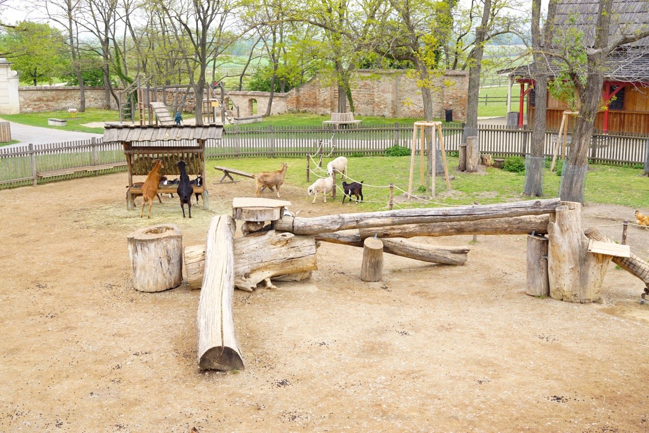 Tem também um "pet zoo" onde brincar com os animais, um restaurante bem gostoso e linda lojinha!! ;-)
