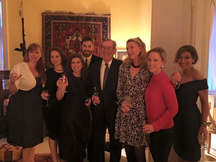 Da esq à dir: Minha irmã Bianca, Allegra minha filha,outra irmã Alessandra, Cosimo, meu pai, a prima Elisabetta, e a filha de outro primo que não veio, Sophie.