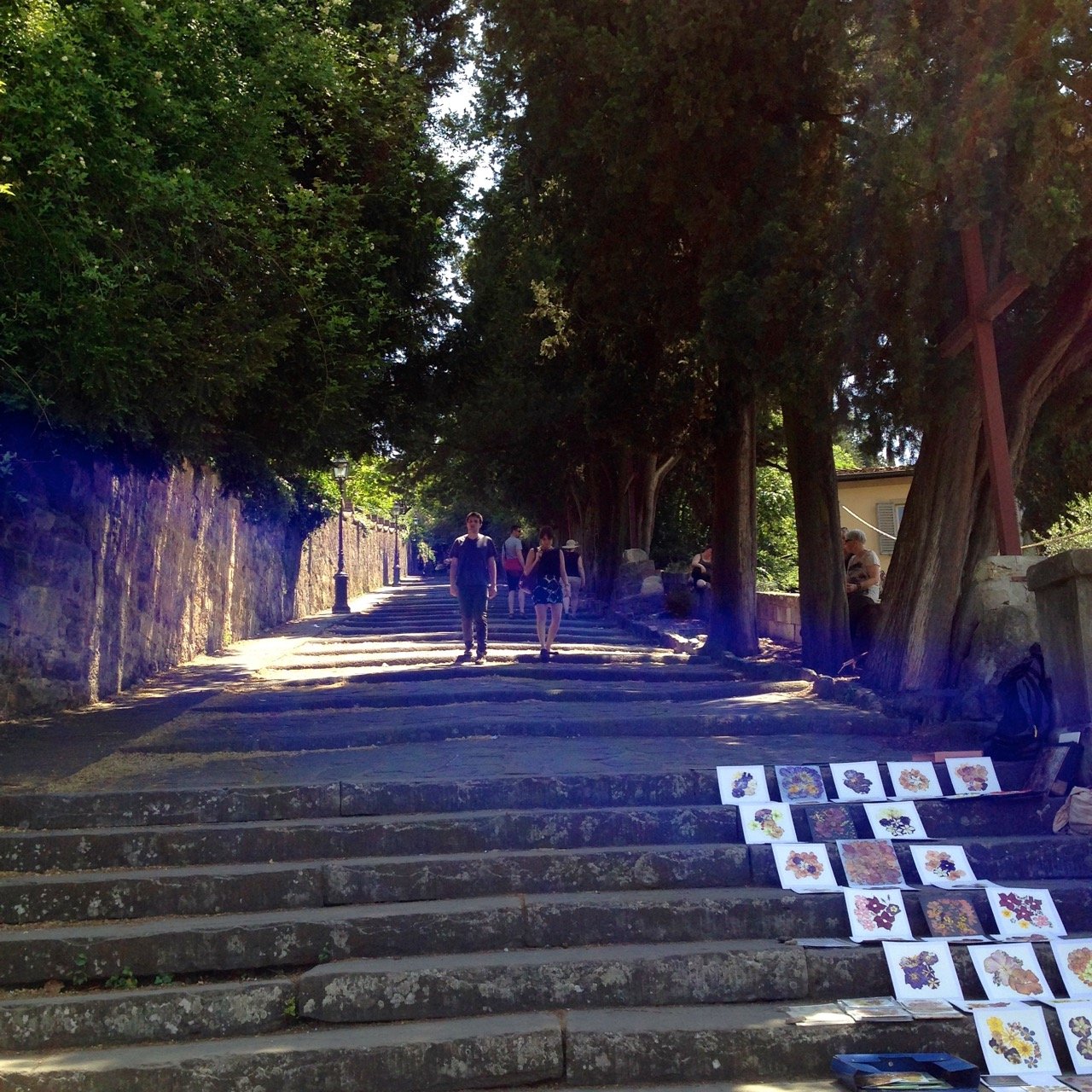 Estas escadas seguem o muro externo do jardim até o Piazzale...