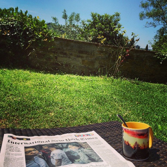 Lendo pela manhã no meu jardim...