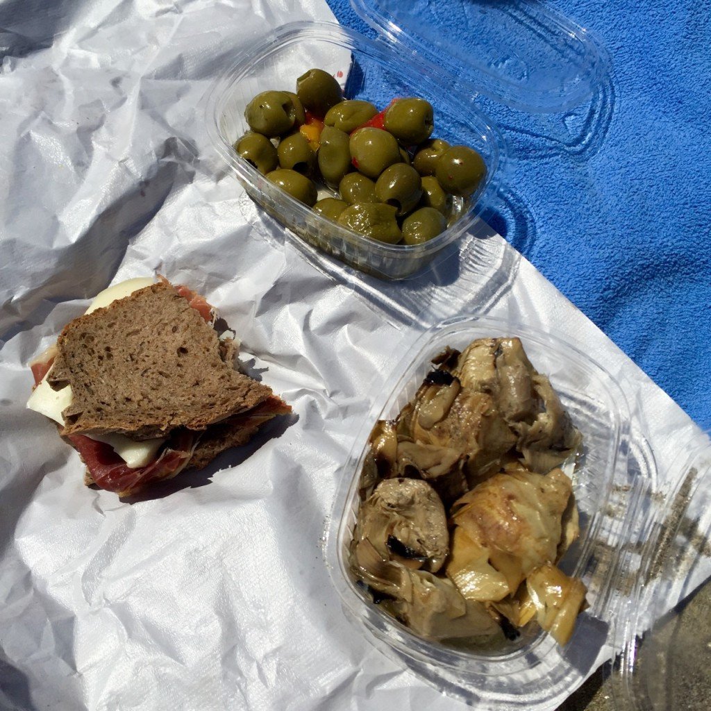 Nosso almoço na praia...piquenique farofeiro na cara de pau meeeeiiisssmoooo! Azeitonas, alcachofra no azeite (deliciosa), sanduba de pão integral, presunto cru e queijo casciotta!