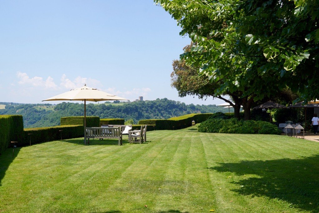 A Torre del Sole vista do jardim da Villa Tirrena