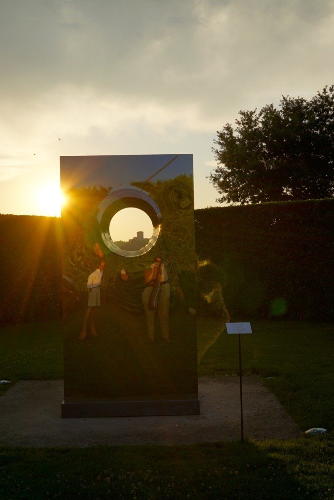 Esta peça deslumbrante de Anish Kapoor 1998 emoldura a Torre del Sole. 