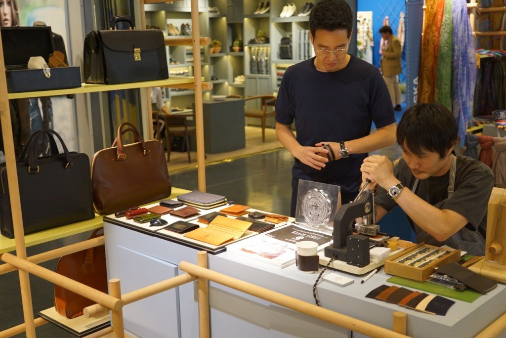 A marca Ganzo cria peças em couro no Japão e personaliza
