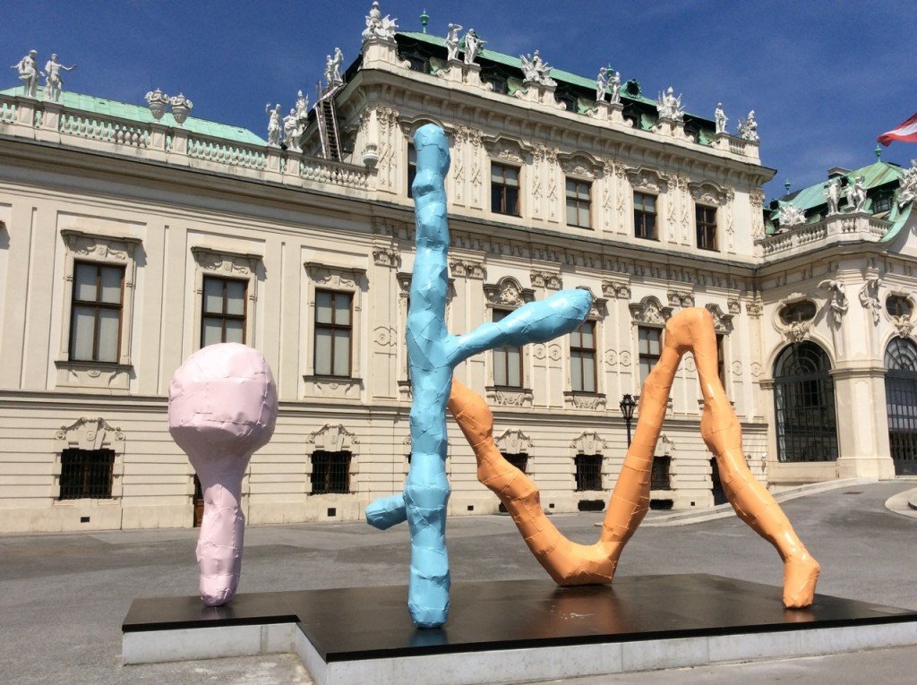 Palácio Belvedere - obra moderna em frente ao Palácio