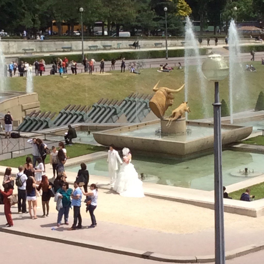 Cenas de um casamento na Torre Eiffel