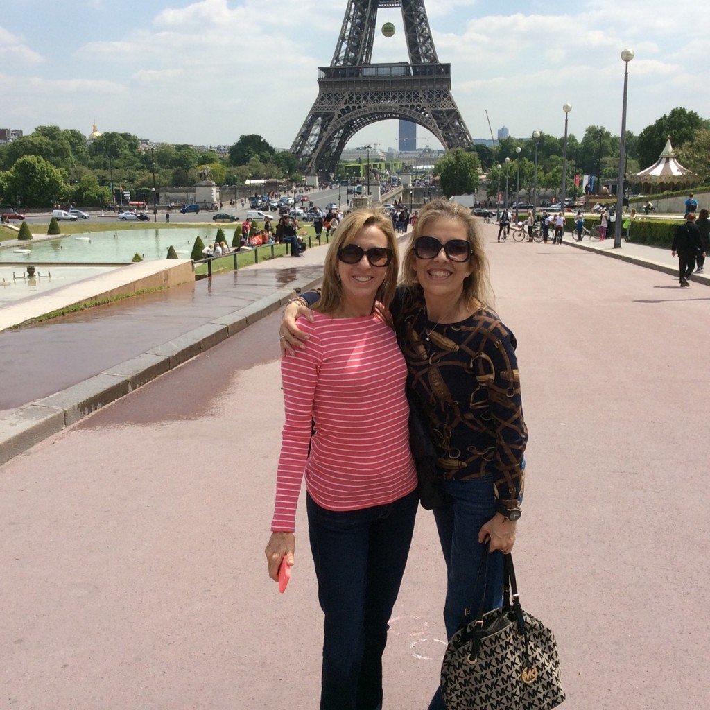 As amigas se despedem de Paris