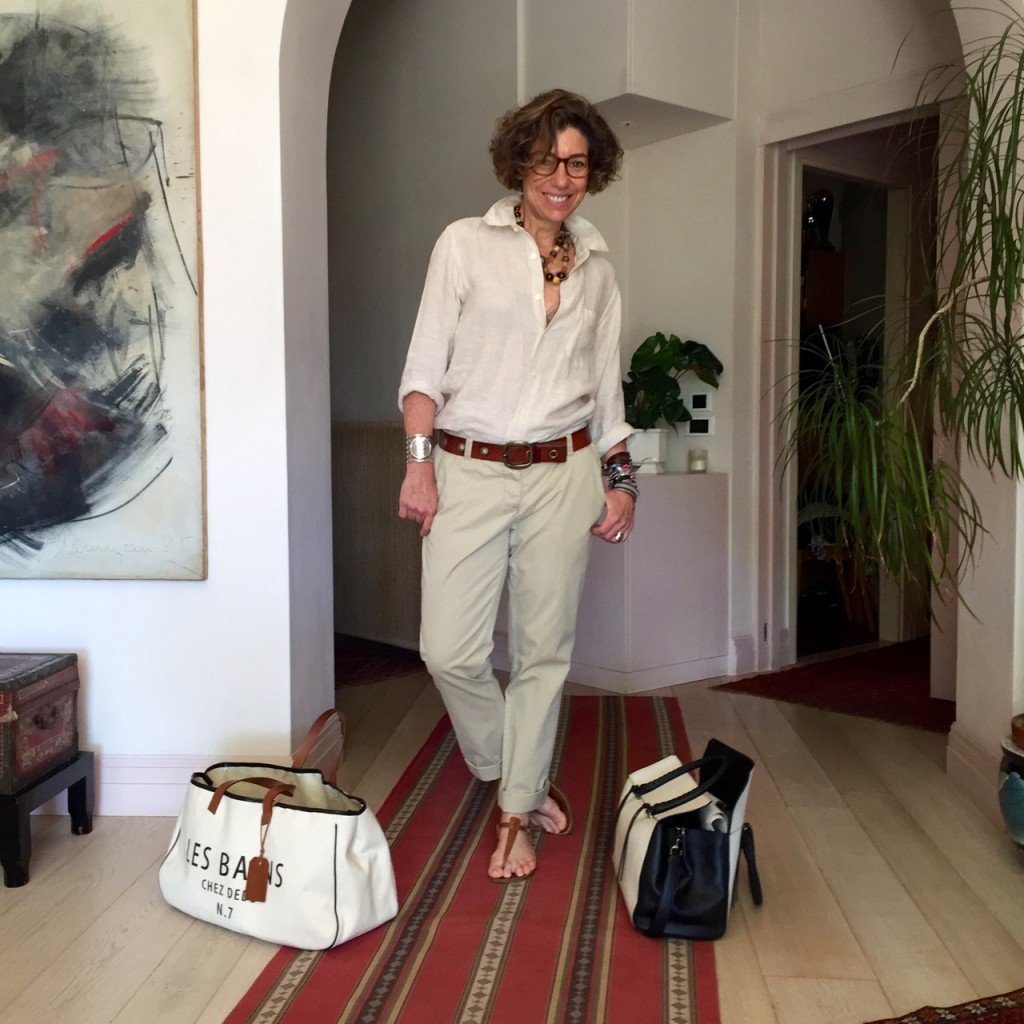 Ah!  Saindo de casa... o meu look do primeiro dia! Camisa de linho Gap, calça Maison Scotch, bolsa Elena Ghisellini, sacola Chez Dédé, pulseira Lygia Durand.