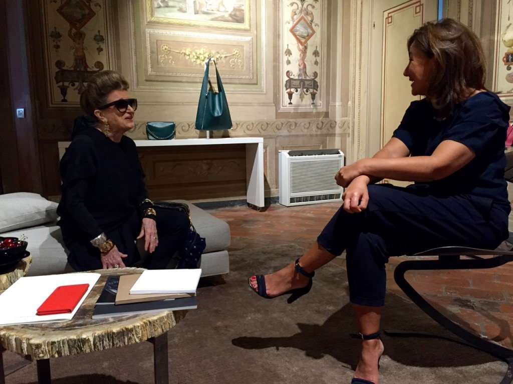 Elena com Costanza em seu showroom de Florença