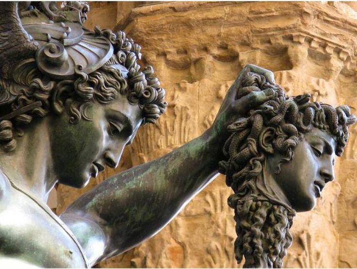 Perseu e a cabeça da Medusa (1545-1554), escultura em bronze por Benvenuto Cellini. Loggia dei Lanzi, Piazza della Signorina, Florença. Observem a semelhança nos traços faciais de ambos: fitar Medusa é encarar nossas próprias motivações interiores (são lícitas, válidas, justas?), daí o risco de petrificar-se.