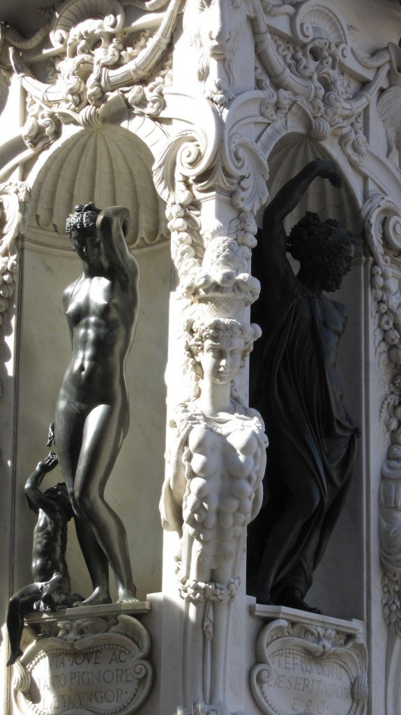 Afrodite (Vênus) e seu filho Eros (Cupido).