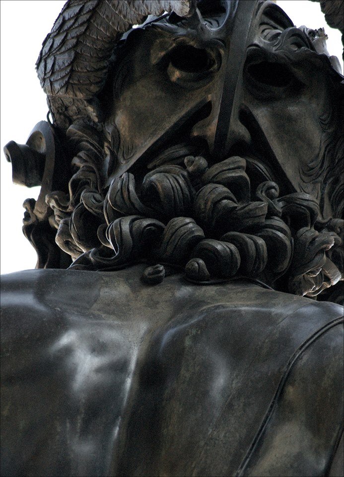  Consta que Cellini esculpiu traços de seu próprio rosto na máscara de guerra usada por Perseu em sua batalha contra Medusa.