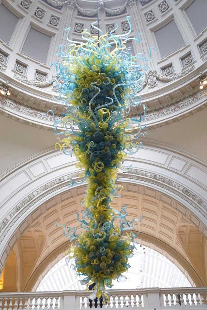 ...com o candelabro de Dale Chihuly