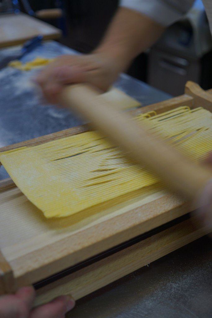 se "corta" neste aparelho que se chama guitarra. Gianluca nos conta que ele cresceu com sua bisavó que acordava às 6 para começar a fazer a pasta para o almoço!! Ela se recusava a comprar macarrão pronto!