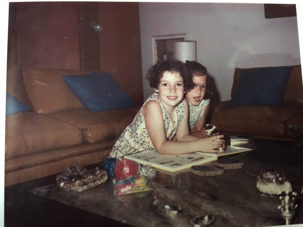 Mostrando o livro novo à minha amiga! 