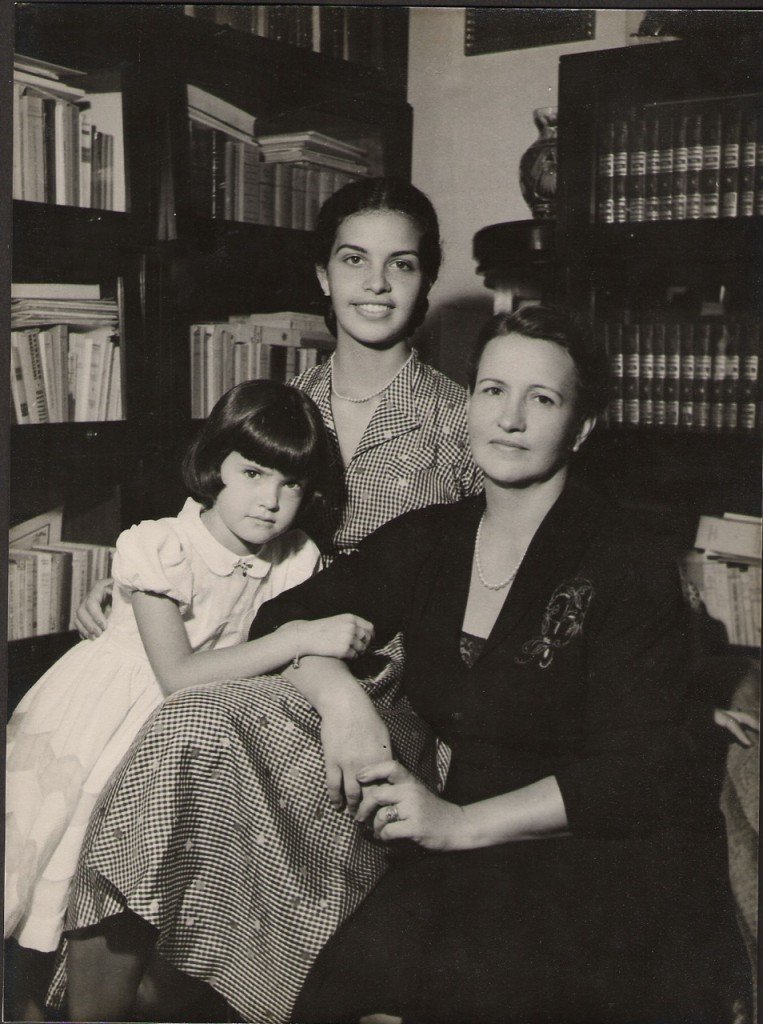 Escolhi esta foto dentre inúmeras que pesquisei pois ela tem uma qualidade fantástica! Bom fotógrafo! É o ano de 1951, no dia das Bodas de Prata de minha mãe, Aracy, também o noivado de minha irmã Vera e euzinha com 6 anos!