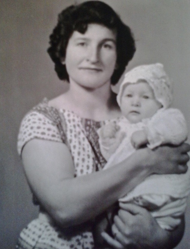 Estou mandando esta foto vintage porque quando vi a sua, logo lembrei desta no colo da minha mama. Foto tirada em 1960, quando nasci. Minha mãe com 30 anos.