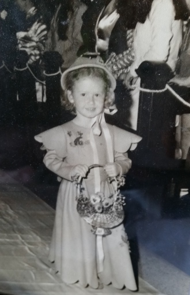 Esta sou eu de daminha nos anos 70, no casamento dos meus tios!
