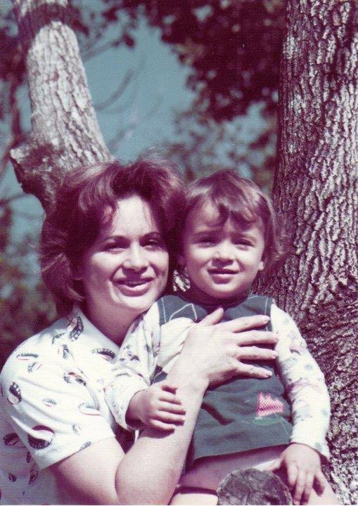 uma foto minha com minha mãe em 1973...faz tempo.