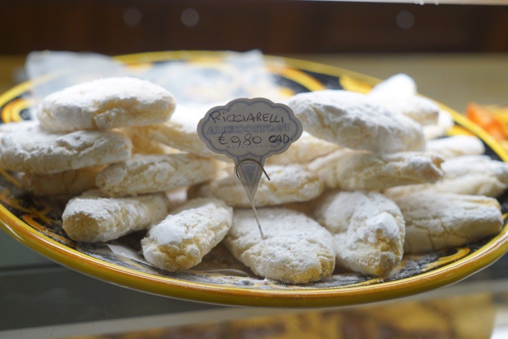 E os Ricciarelli, biscoitos de amêndoa.  Existem em quase qualquer supermercado da Itália, mas comê-los frescos com um café no Nannini, é divino!!  Eles são mais fresquinhos e molinhos!