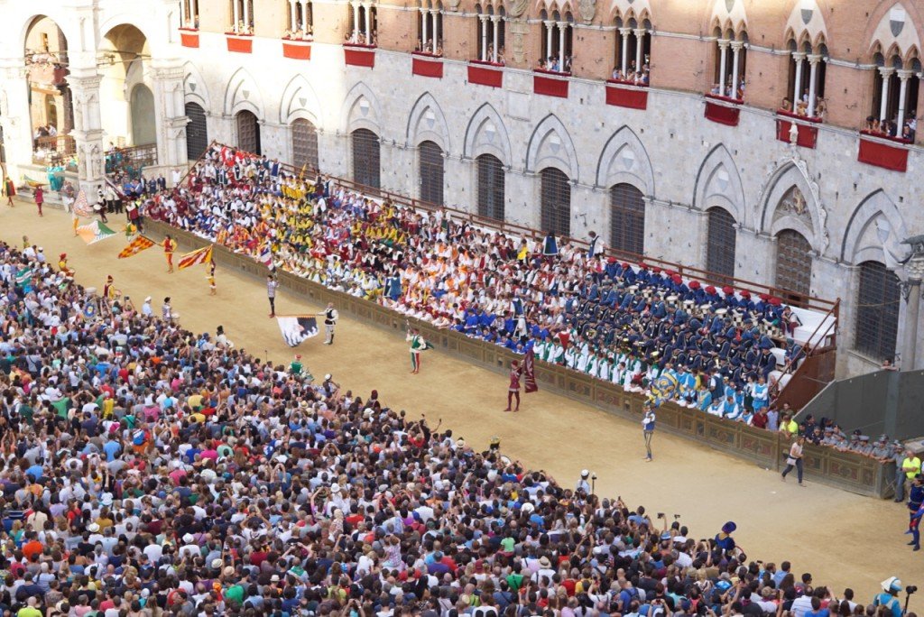 No final todas as contradas saem com suas bandeiras e chegam os cavalos! 