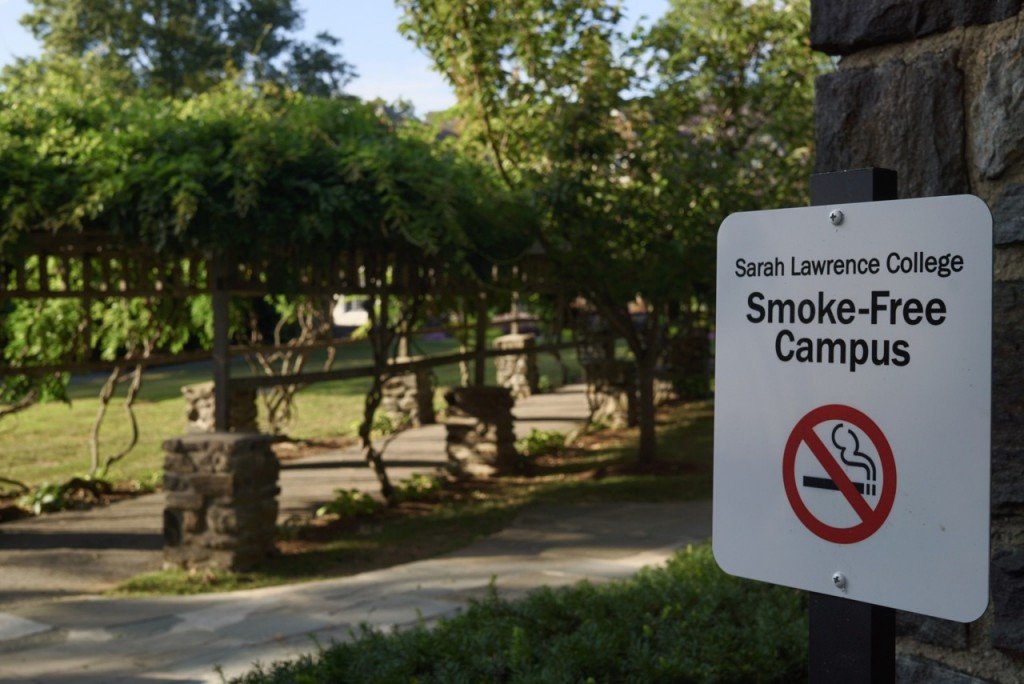 Não pode-se fumar em nenhum lugar do campus. Nem nos jardins.