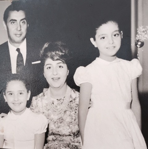 Uma foto muito vintage do Natal de 1960, junto com meus pais e minha irmã, com quem fui muito feliz. Hoje, ainda jovem, me tornei a matriarca: minha família são meus filhos, sobrinhos, netos e sobrinha neta!!
