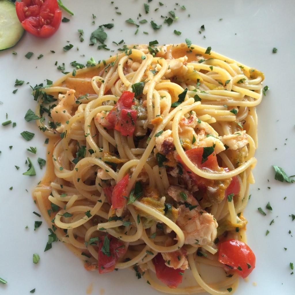 Espaguete com lagosta, flor de abobrinha e tomates frescos. Uma das melhores pastas que já comi!!