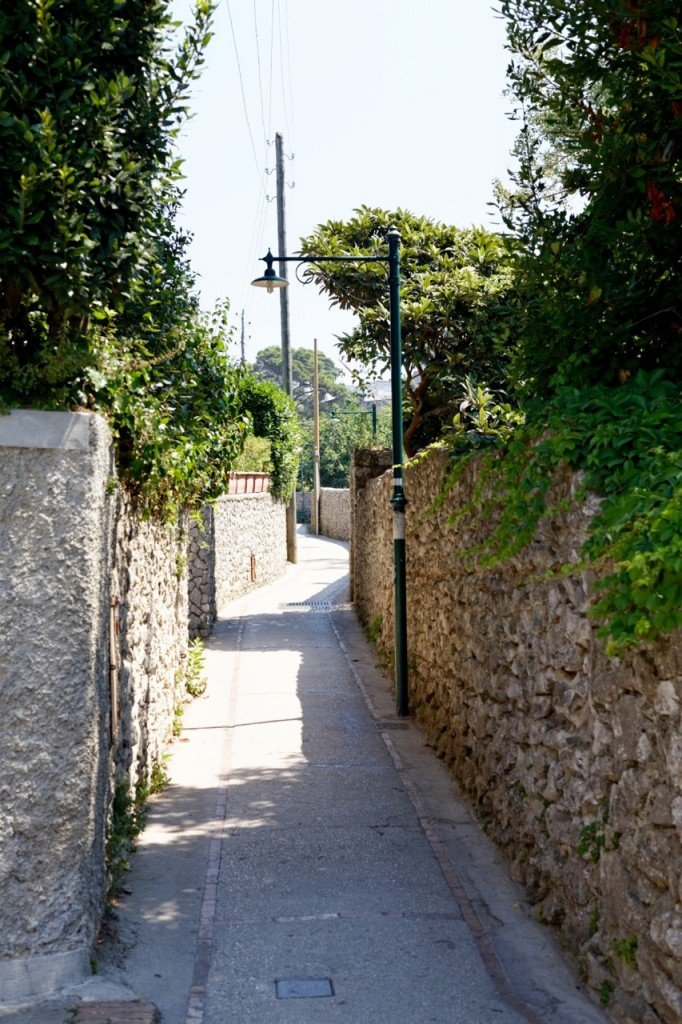 Subindo pelas ruelas residenciais de Capri