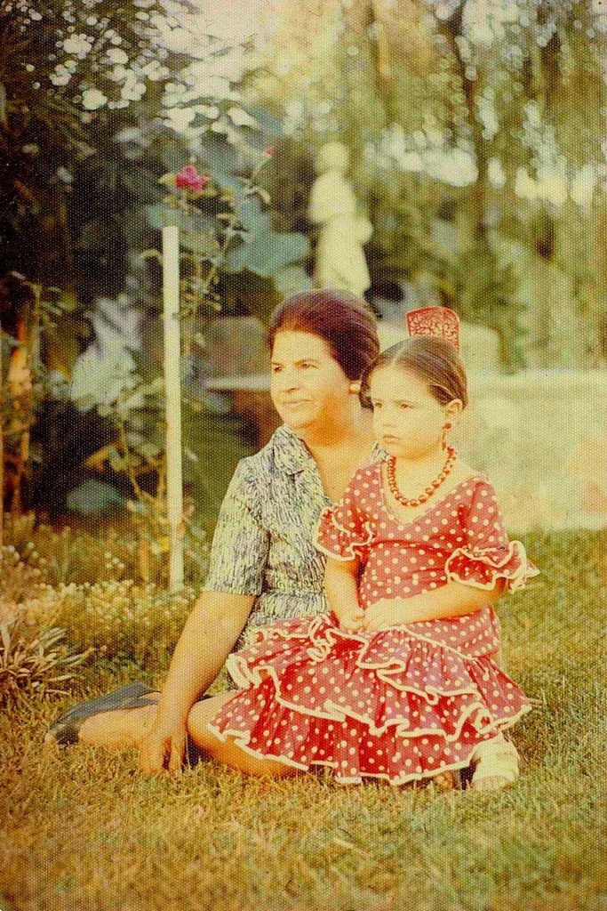 EU E MINHA AVÓ HILDA 1972, EU ESTAVA VESTIDA COM TRAJE TÍPICO QUE ELA ME TROUXE DA ESPANHA, FOTO TIRADA NO JARDIM DE NOSSA CASA EM PELOTAS RIO, GRANDE DO SUL.