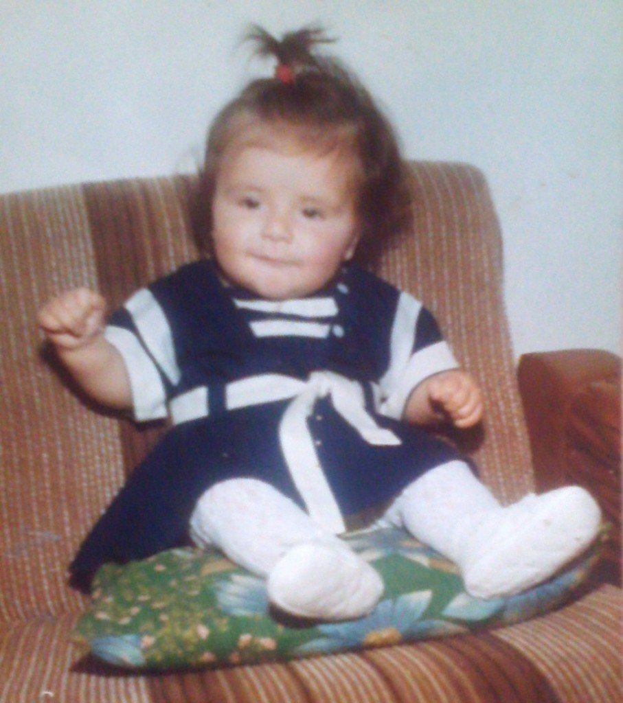 Estou enviando uma foto super vintage. rsrs Nesta foto estou com 6 meses e 1/2 e era julho/1986. Quando era pequenina minha mãe adorava me vestir igual boneca.