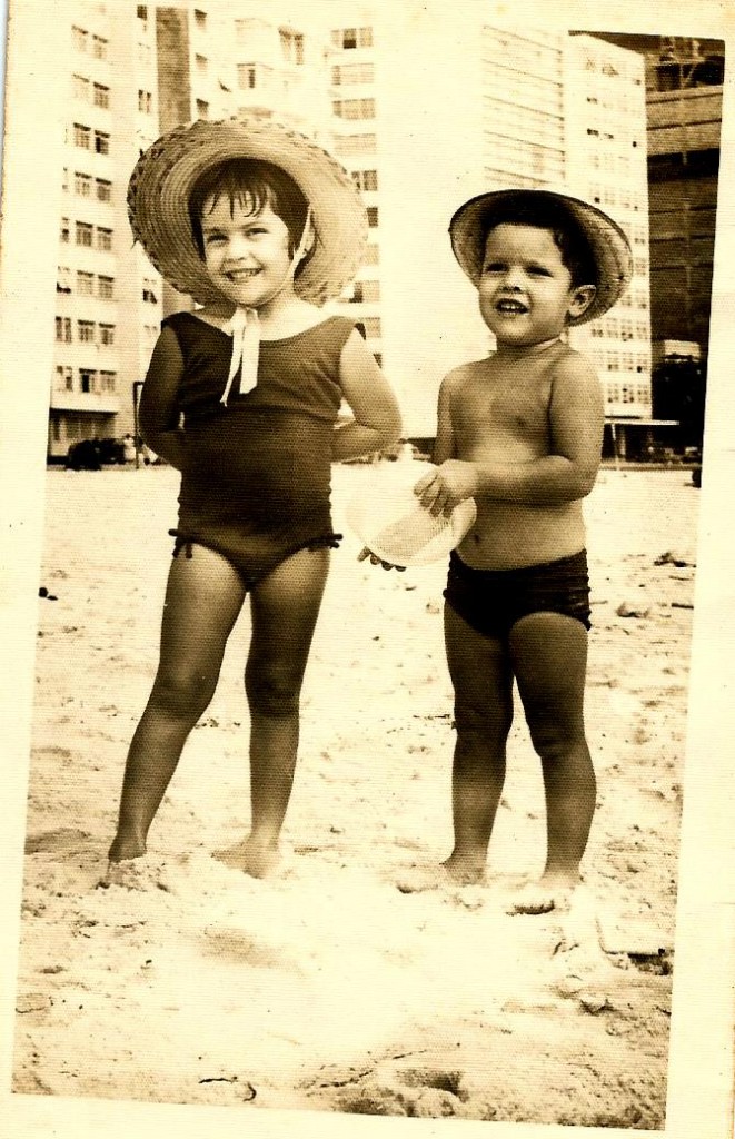 A primeira, com uns 5 anos, na praia com meu irmão, Marcus, no posto 6 em Copacabana, onde morávamos (e moro até hoje). Nossa mãe fazia maiôs iguais para nós todos (4 filhos).