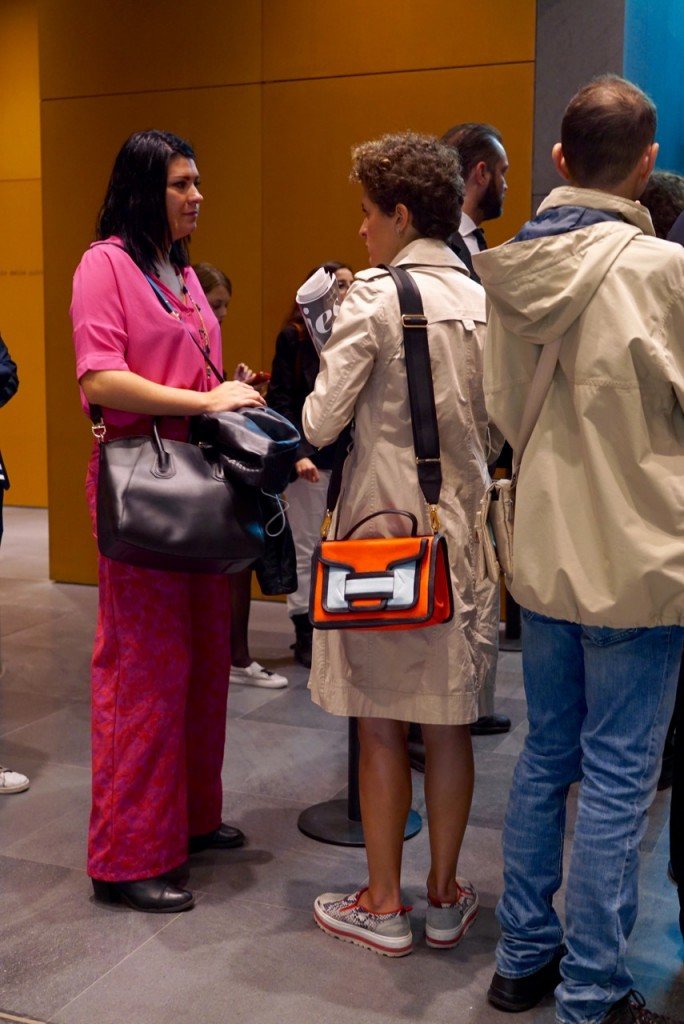 Gostei do look da moça com a bolsa laranja