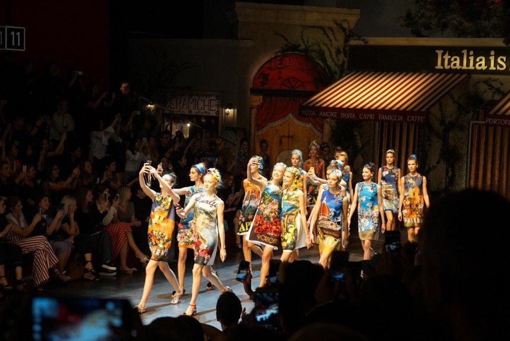 O final da Dolce & Gabbana sempre é uma saída com todas as modelos vestidas iguais. 