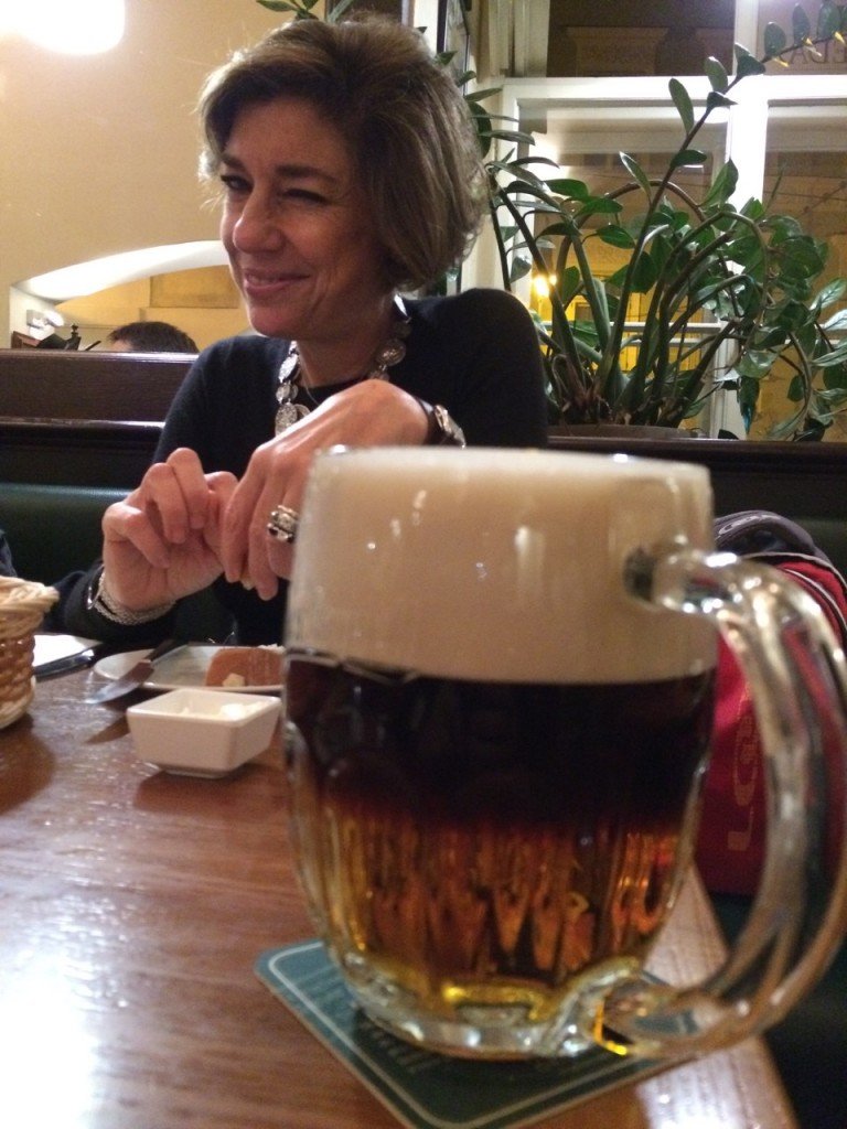 Cerveja top em Praga!! Gosto do mix meia clara e meia escura.