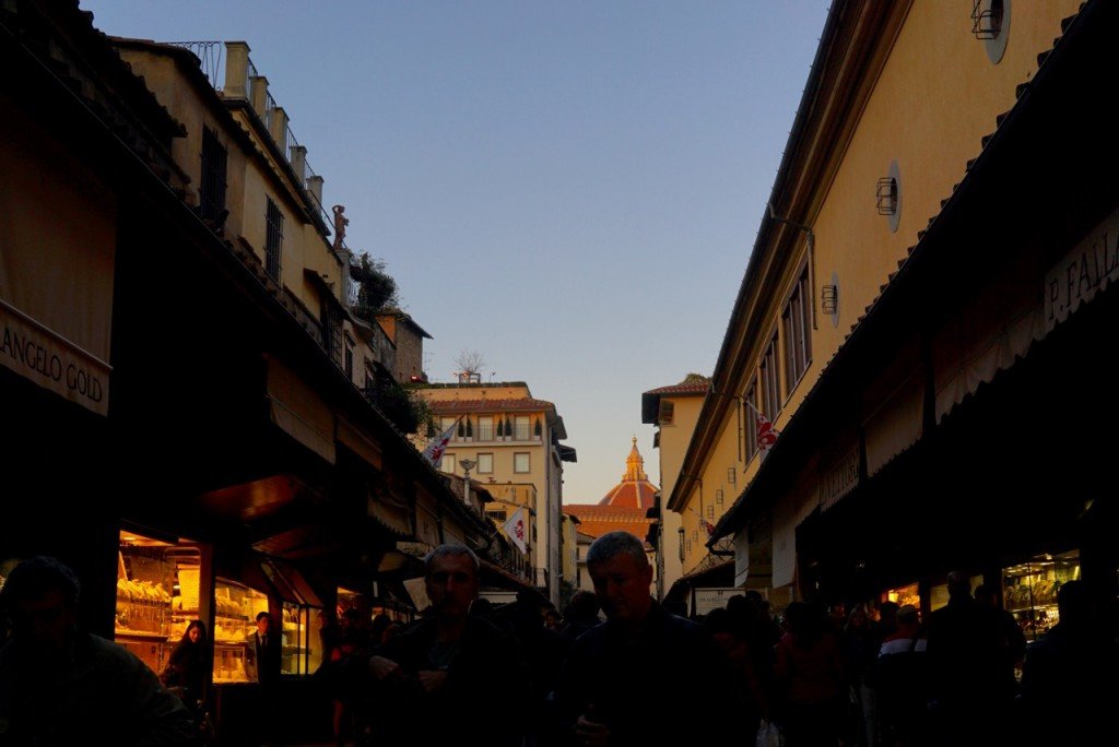 Estacionamos e cruzamos a Ponte Vecchio a pé bem quando estava se pondo o sol...