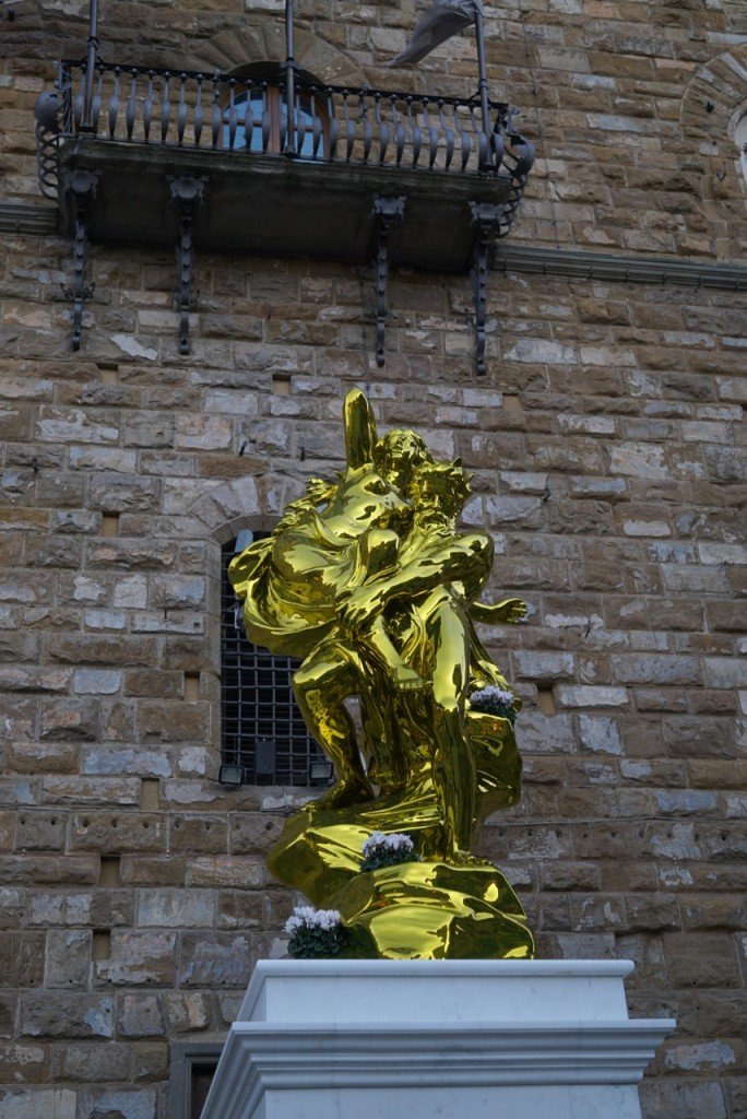  Eu não gostei da estátua, nem gosto muito das suas obras, mas se for temporário, acho interessante o contraste. Não sou contra colocar peças modernas em Florença, só não gostei desta.