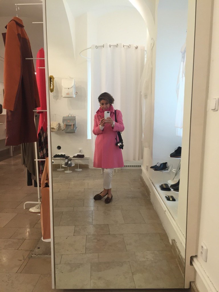Meu lookzinho em uma loja de design bacaninha bem perto do relógio.