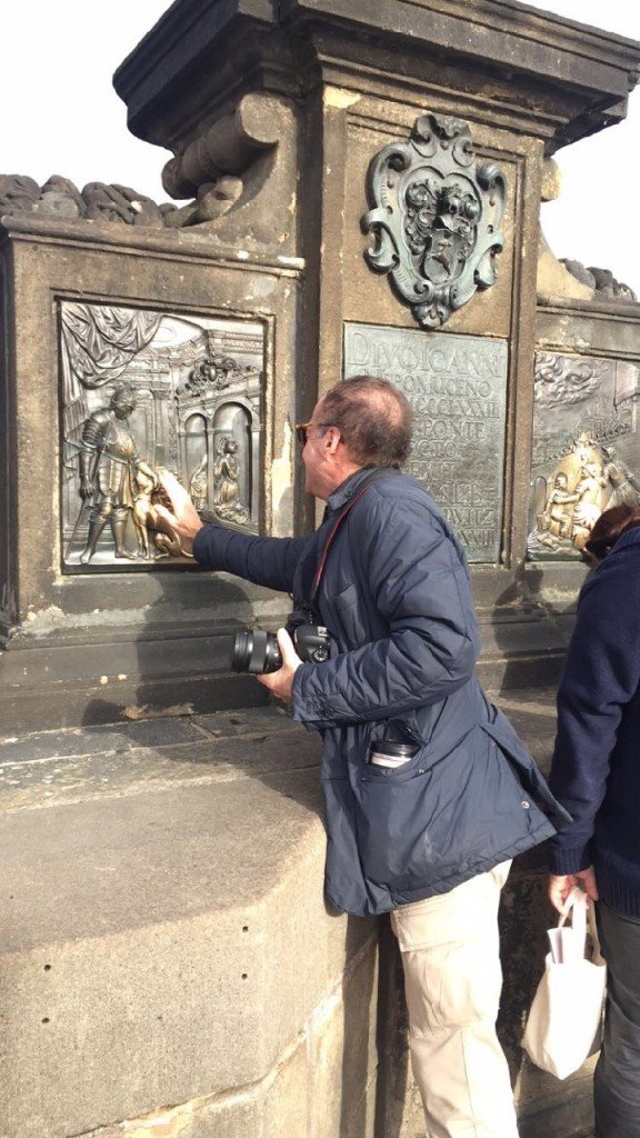 Tem uma lenda, ou história, que diz que uma rainha se confessou com um padre e o rei queria saber o que ela havia dito. O padre se recusou então o rei mandou matá-lo. No lugar onde o jogaram no rio, tem uma estátua e deve-se tocá-la para ter boa sorte. Algo assim...