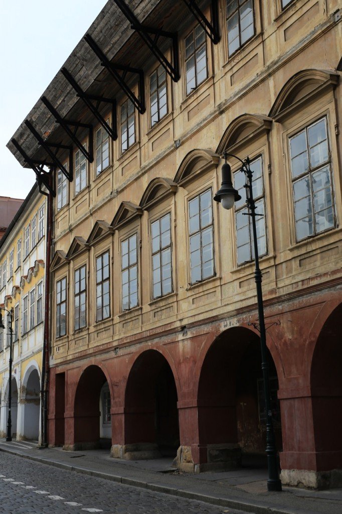 Quase todas as casas de Praga, se vêem, são restauradas. O nosso taxista disse que tem incentivos e dinheiro da comunidade européia para isso.