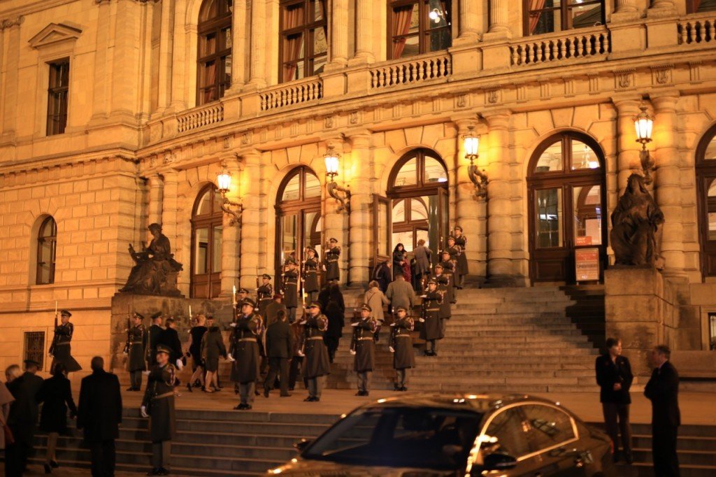 A caminho, passamos pela filarmonica onde estavam entrando dignitários militares com a saudação oficial! Veja no vídeo abaixo!