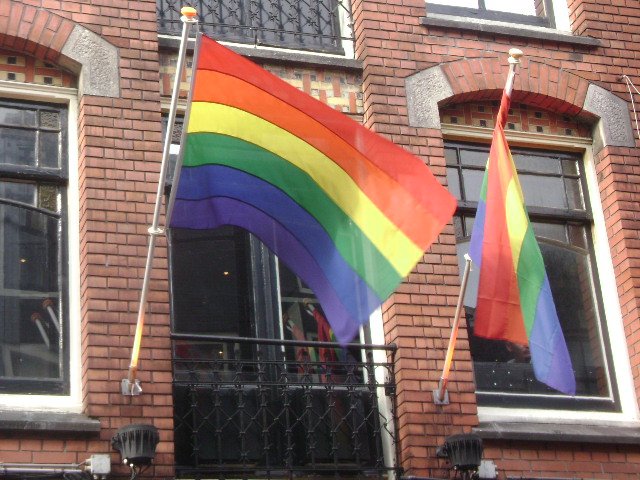 A bandeira com as cores do arco-íris é o símbolo do orgulho, do reconhecimento e da cultura LGBT em todo o mundo.