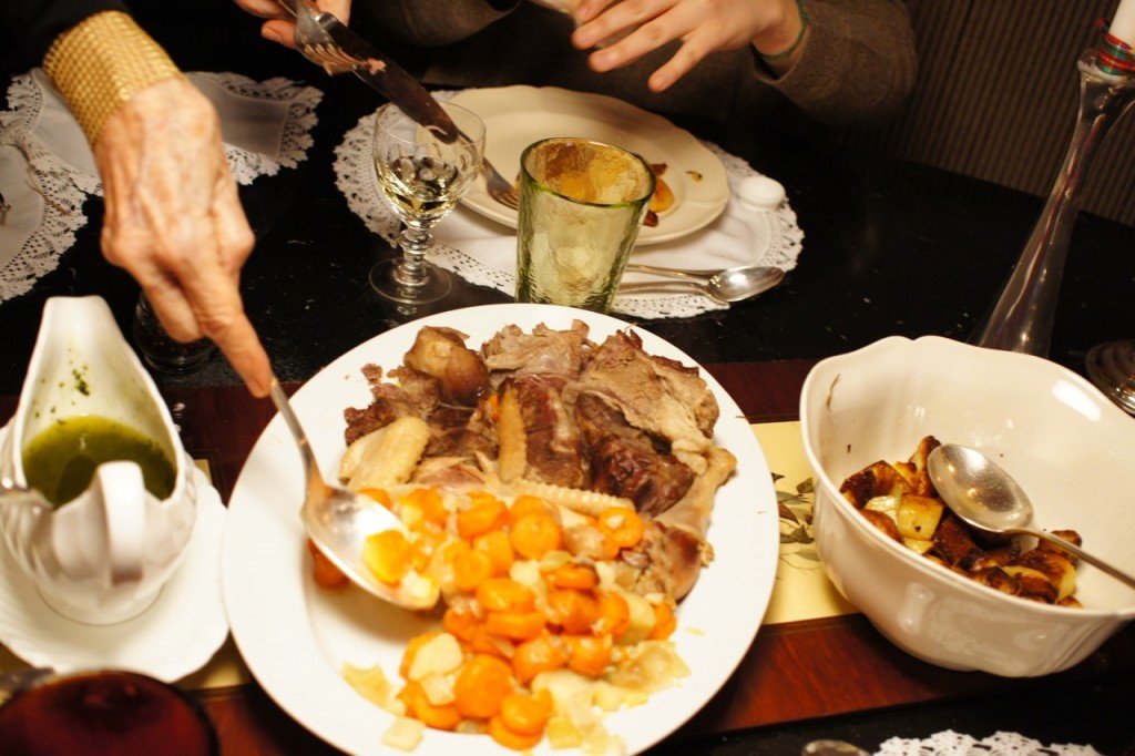 O capone do caldo com verdura, batata e molho verde.