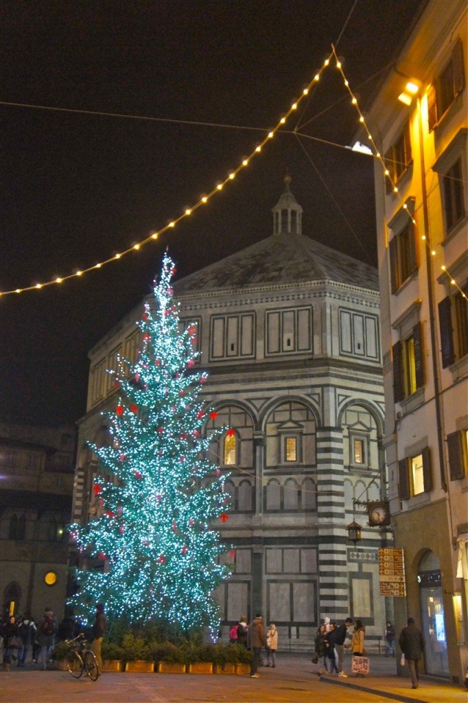 Esta é a árvore em Florença, outro ano, na frente do Battistero.
