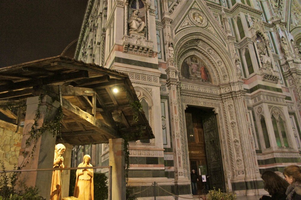 O presépio tamanho de homem que fica todos os anos na frente do Duomo em Florença.